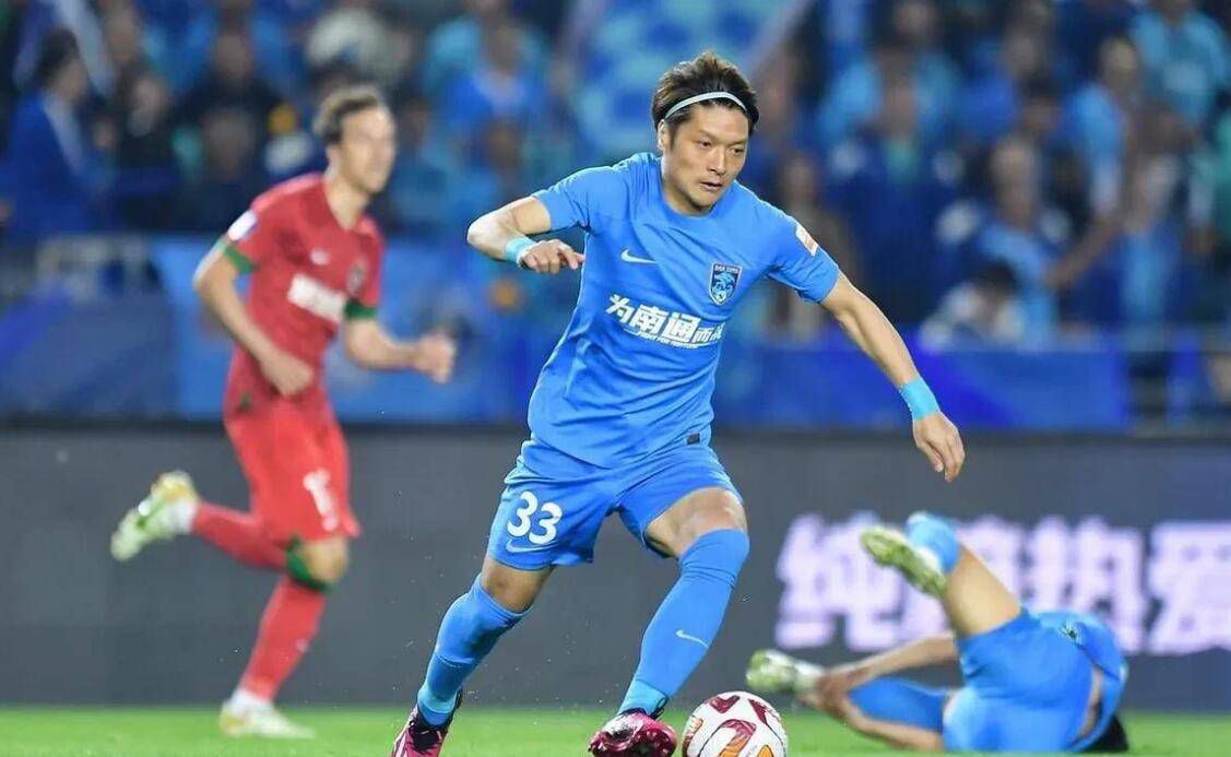 战报05:00美联 哥伦布机员2-1洛杉矶FC 05:00阿超 戈多伊克鲁斯1-1普拉坦斯05:00智甲 哥比亚普2-0伊瓦顿05:00智甲 麦哲伦2-3科金博05:00智甲 奥希金斯0-1帕勒斯蒂诺05:00智甲 智利大学3-1纽柏莱斯05:00智甲 拉卡莱拉联0-3智利天主大学06:30乌拉甲 蒙得维的亚利物浦0-0佩纳罗尔09:00阿超 河床0-0罗萨里奥中央04:30葡超 波尔图3-1卡萨皮亚04:00法甲 巴黎圣日耳曼2-1南特03:45意甲 国际米兰4-0乌迪内斯今日焦点战预告12:00澳超 阿德莱德联vs布里斯班狮吼，上一轮惜败，澳超哀兵阿德莱德联能否借助主场之利迎来反弹？ 14:00澳超 西悉尼流浪者vs墨尔本胜利，近六场比赛3胜3平保持不敌，西悉尼流浪者能否延续不败金身？ 22:00英超 埃弗顿vs切尔西，埃弗顿近期拿下两连胜，此番能否一鼓作气拿下切尔西实现三连胜？22:30德甲 斯图加特vs勒沃库森，面对本赛季表现强势的勒沃库森，近期战绩出色的斯图加特能否全身而退？00:30英超 托特纳姆热刺vs纽卡斯尔联，已连续5轮不胜的热刺能否借助主场之利拿下伤兵满营的纽卡？ 事件18场16球！